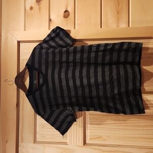 inner|short sleeve v neck tee|large